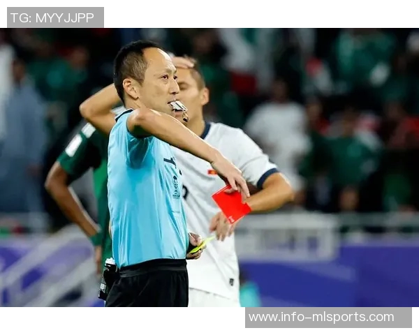 再次被判越位球员精彩长传直入禁区抢射却遭VAR裁判确认无效