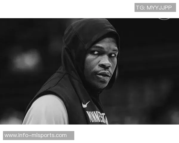 爱德华兹上半场表现平平15投6中三分仅1中收获17分1板2助