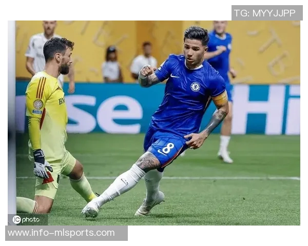 恩佐与加纳乔共同探讨切尔西圣诞慈善活动的足球团结力量